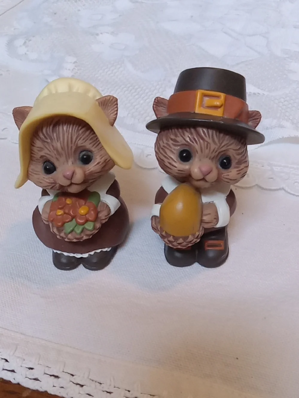 Thanksgiving Pilgrim Chipmunk Salt & Pepper